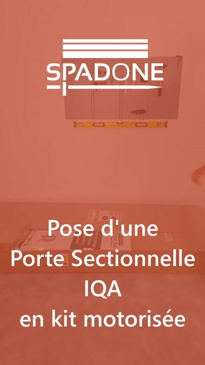 Porte de garage sectionnelle motorisée IQA l.240 x h.200 cm rainurée blanche - SPADONE